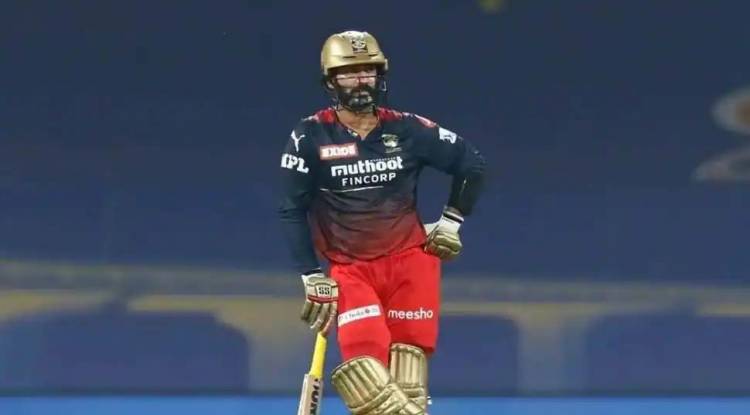 IPL 2022: Big blow for RCB, Dinesh Karthik gets reprimanded for breaching Code of Conduct ahead of Qualifier 2 against RR