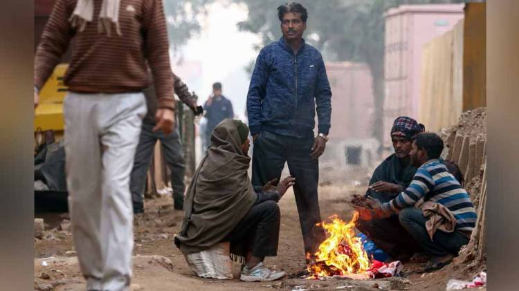 Delhi air quality improves, AQI settles in 'Poor' category; temperature dips to 7.4 degrees Celsius